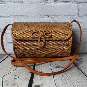 Elegant Tan Woven Barrel Crossbody Bag